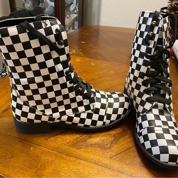 NWOT  ***HOT TOPIC***          Black and White Checkered Combat Boots - Picture 4 of 7